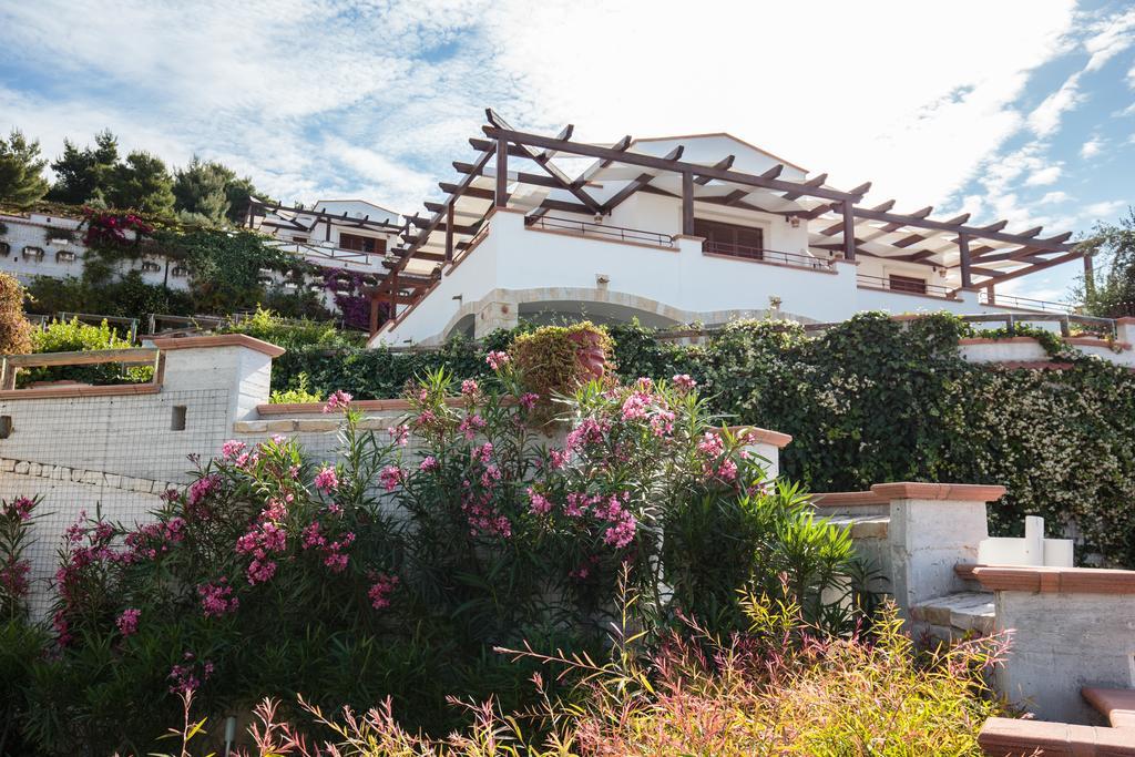 Holiday Lodge Al Porto Mattinata Bagian luar foto