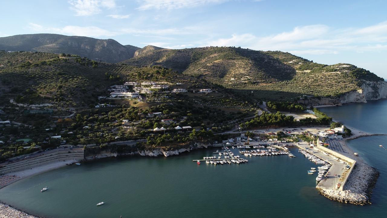 Holiday Lodge Al Porto Mattinata Bagian luar foto