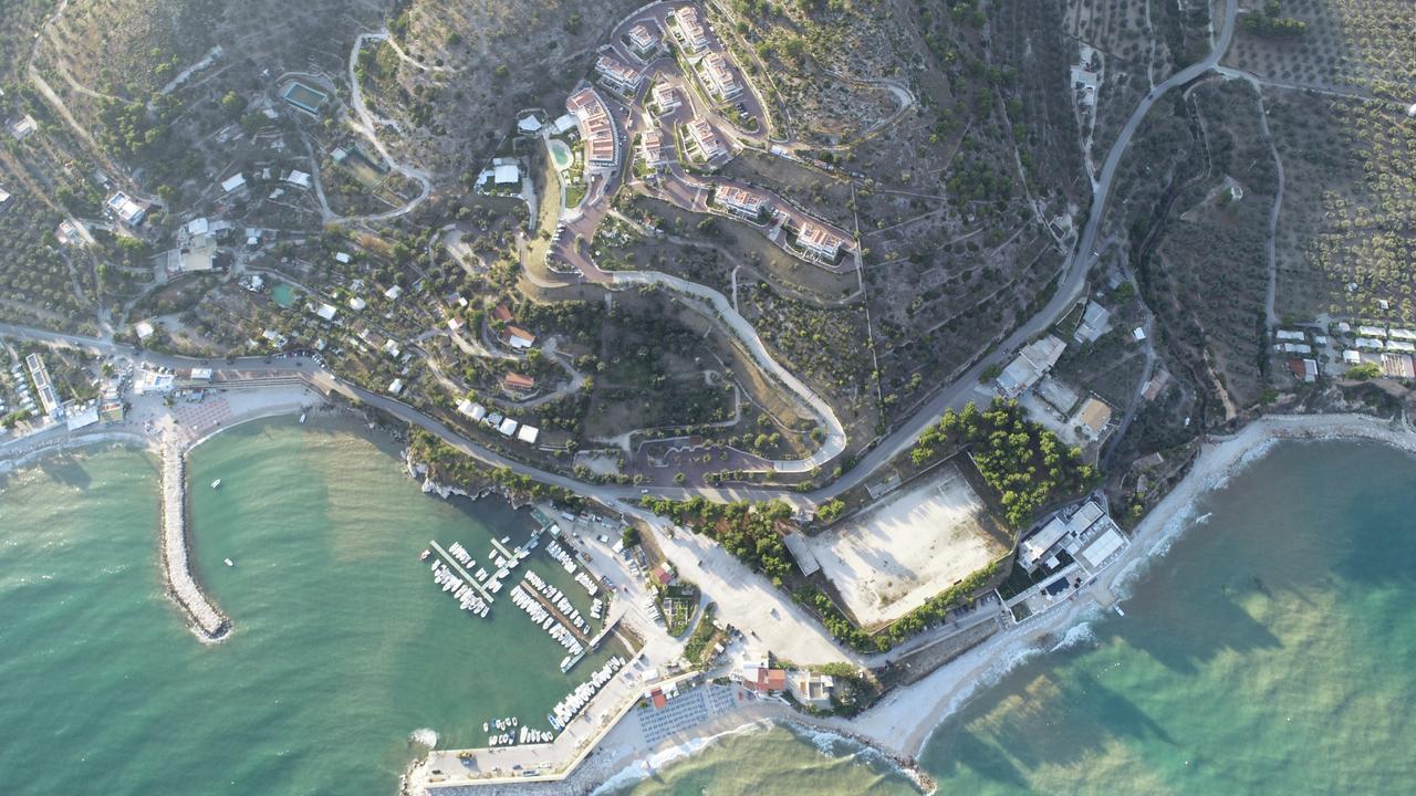 Holiday Lodge Al Porto Mattinata Bagian luar foto