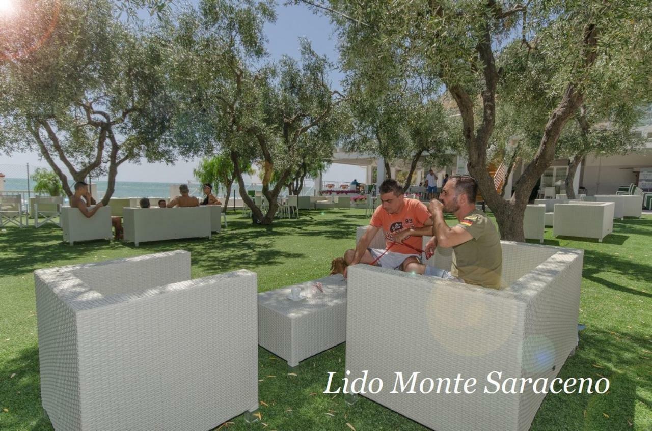Holiday Lodge Al Porto Mattinata Bagian luar foto